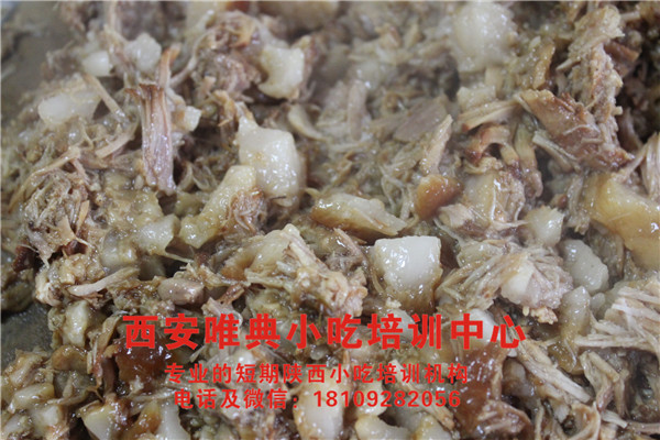 潼关肉夹馍第一步的和面该怎样掌握？面粉选取水温水量该如何控制？