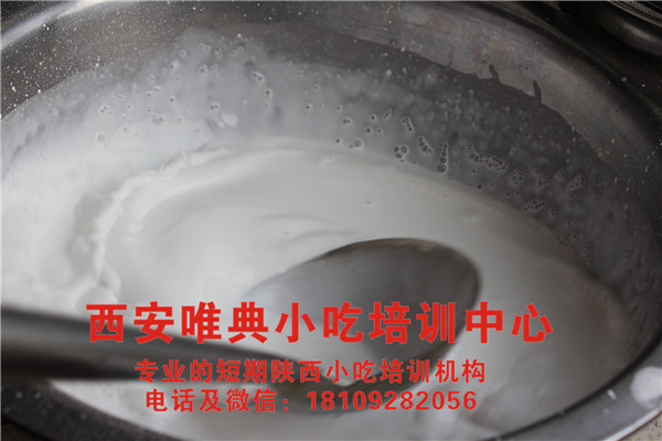 米皮制作流程第二步，泡米；