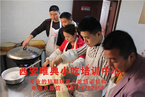 米皮制作流程第四步，烫浆；