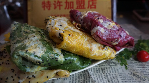<b>街头5块钱一个的彩色煎饼果子好看又好吃</b>