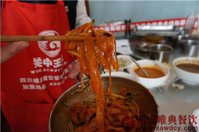 <b>纯手工擀面皮，下一个网红小吃！</b>