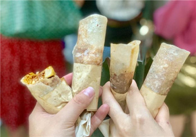 <b>风靡西安的网红小吃煎饼卷面筋，吃货：再来十个</b>