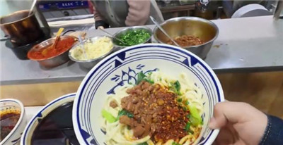 <b>12元就能吃饱的自助面，八种臊子菜随便放，好吃到放不下碗</b>