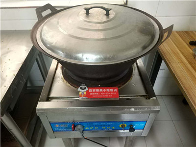 做米皮的灶和锅