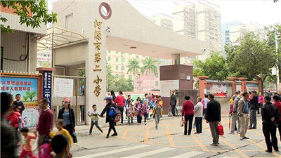 学校门口.jpg
