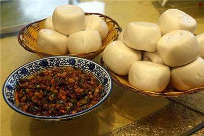 在临潼农村，有一种美食叫“八宝辣子夹馍”