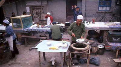 过去做肉夹馍打饼的师傅为什么总敲案板？