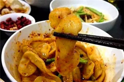 陕西美食“狗舌头面”，吃起来豪爽大气过瘾！