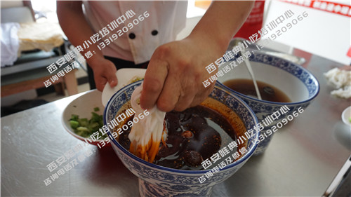凉皮的红油和辣椒油