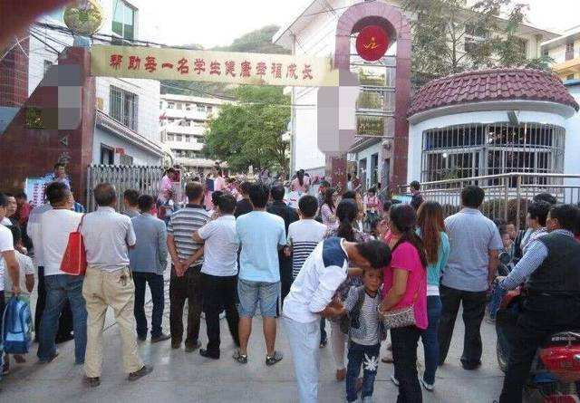 <b>学校门口暴利生意,1一5元学校门口热门小吃</b>