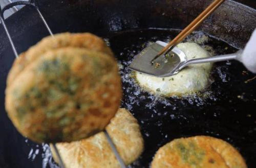 陕西街头小吃“菜盒”薄皮大馅三元一个