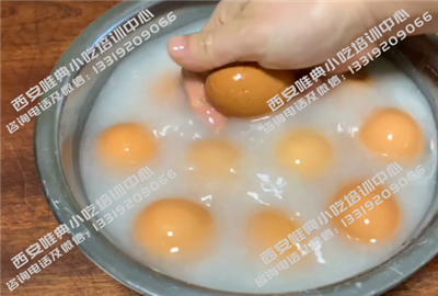 剁椒面鸡蛋剥蛋壳