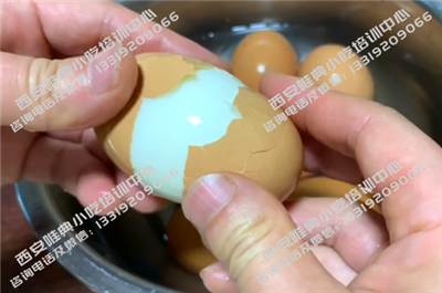 剁椒面鸡蛋剥蛋壳