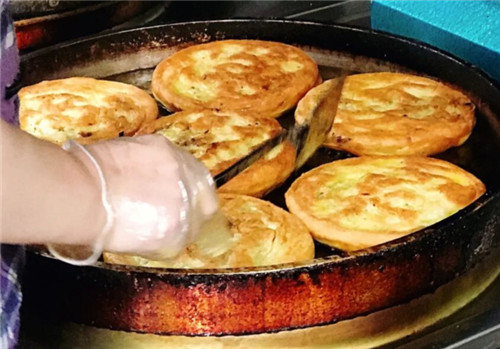 西安美食油糊旋，客人排队1小时蹲摊旁吃