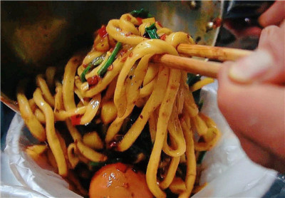 西安网红美食剁椒面，10块管饱还有卤蛋